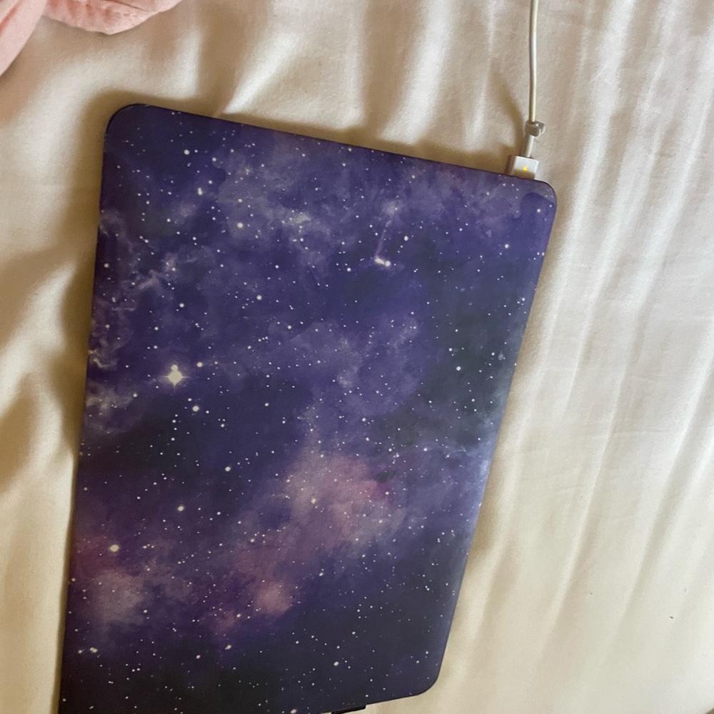 2017 macbook air 8gb 128ssd with galaxy case and charger